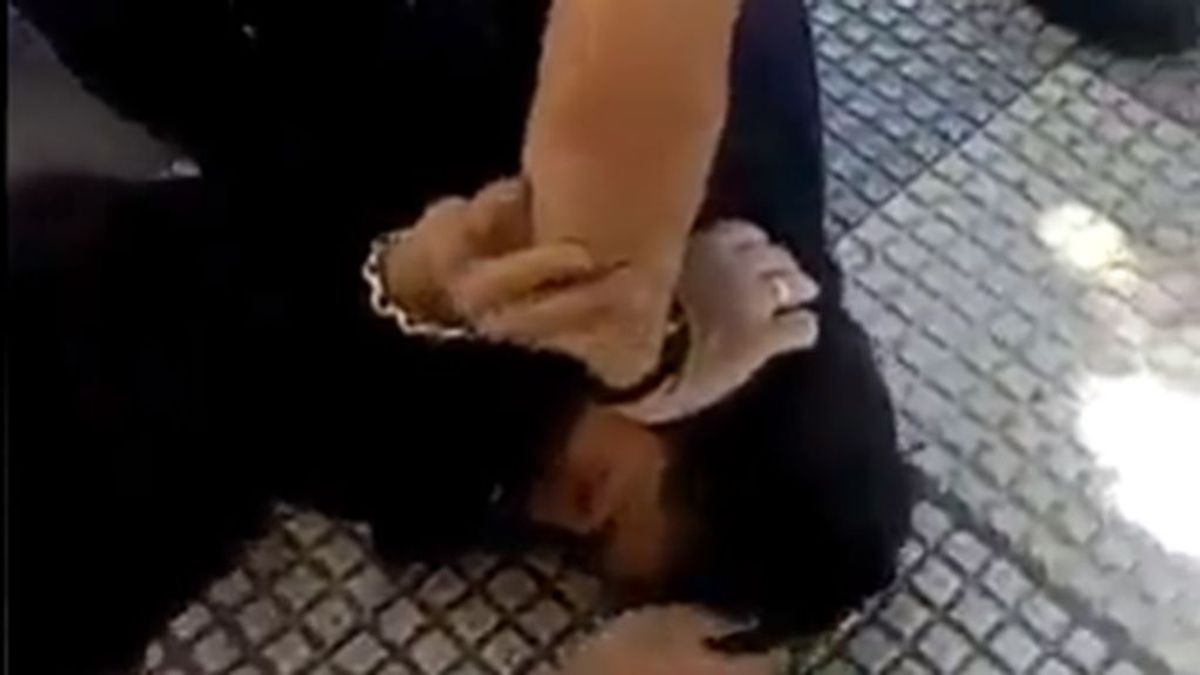 Utilizan la misma técnica que acabó con la vida de George Floyd para reducir a un menor en Miranda de Ebro Utilizan la misma técnica que acabó con la vida de George Floyd para reducir a un menor en Miranda de Ebro