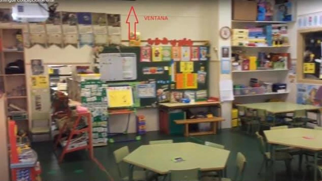 Una madre muestra dónde se encuentra la ventana en las clases