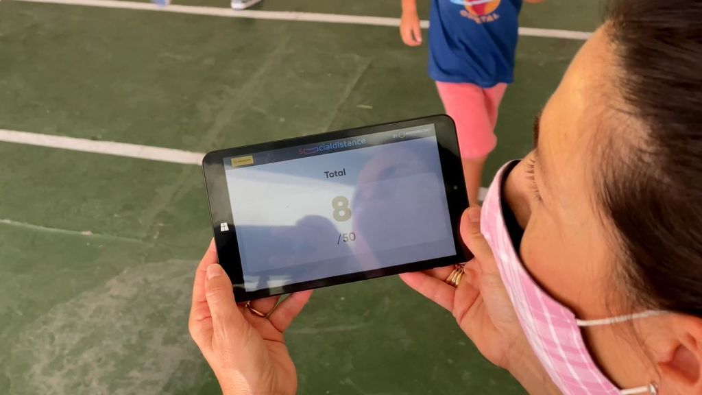 Las tutoras controlan desde otro dispositivo el movimiento de sus alumnos.