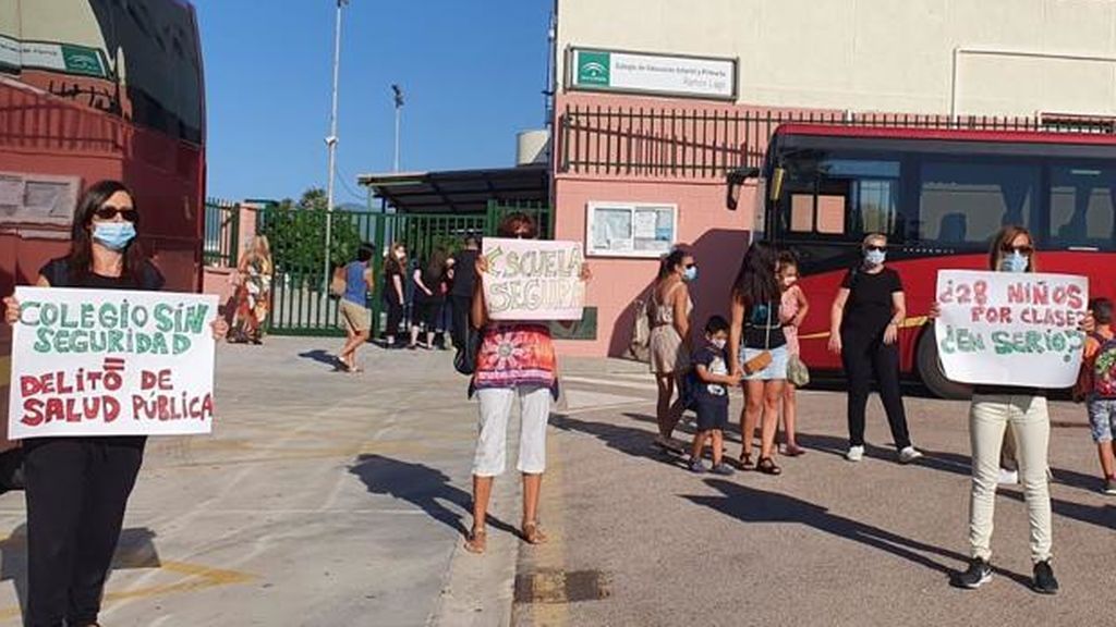 La vuelta al cole en Andalucía: cierre de aulas por positivos de docentes y el miedo de los padres La vuelta al cole en Andalucía: cierre de aulas por positivos de docentes y el miedo de los padres
