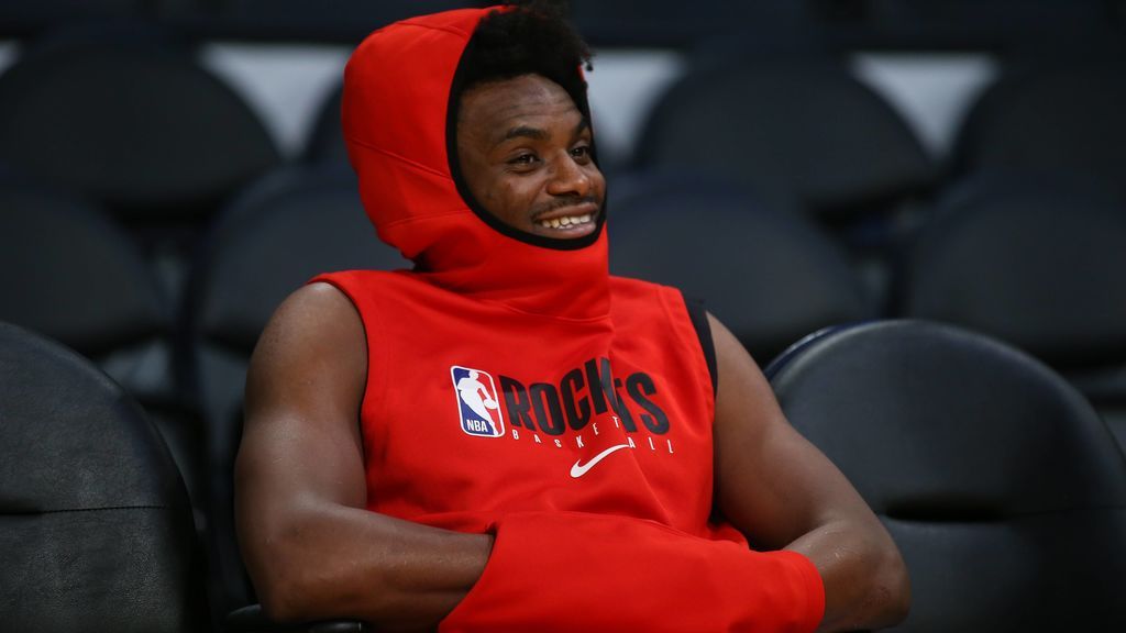 Danuel House podría ser suspendido por romper la burbuja de la NBA y meter en su habitación a una chica que no era su novia Danuel House podría ser suspendido por romper la burbuja de la NBA y meter en su habitación a una chica que no era su novia