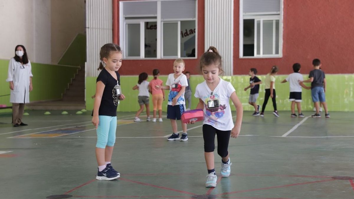 Alumnos del colegio Liceo Hispano de Paterna (Valencia) con sus dispositivos colgados. Alumnos del colegio Liceo Hispano de Paterna (Valencia) con sus dispositivos colgados.