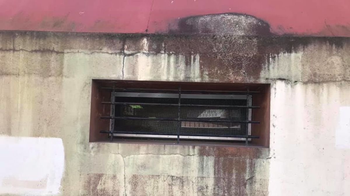 Este ventanuco, la única ventilación para 75 escolares en A Coruña: “¿Quieren una bomba epidemiológica? Aquí la tienen” Este ventanuco, la única ventilación para 75 escolares en A Coruña: “¿Quieren una bomba epidemiológica? Aquí la tienen”