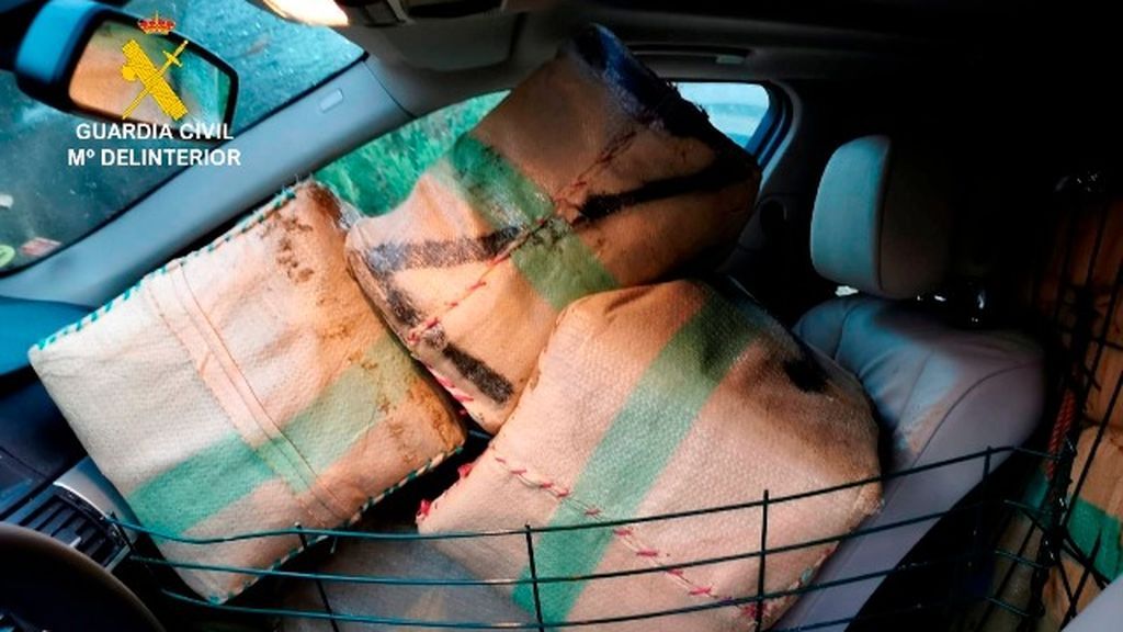 Dos narcotraficantes sorprendidos en un vehículo con 700 kilos de hachís Dos narcotraficantes sorprendidos en un vehículo con 700 kilos de hachís
