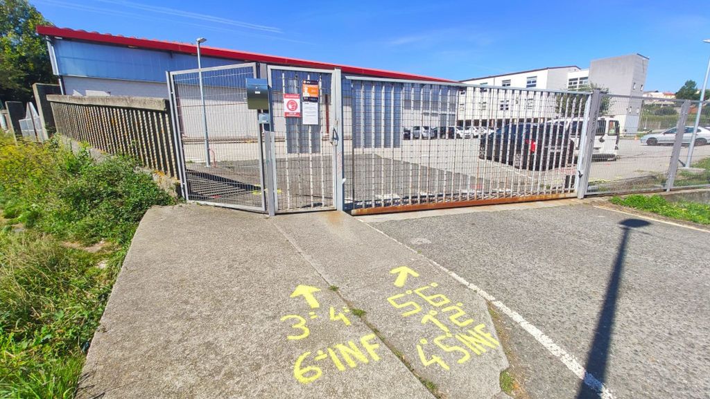 Detención en un colegio de A Coruña: un padre se niega a usar mascarilla y amenaza con un 'muletazo' a la policía Detención en un colegio de A Coruña: un padre se niega a usar mascarilla y amenaza con un 'muletazo' a la policía