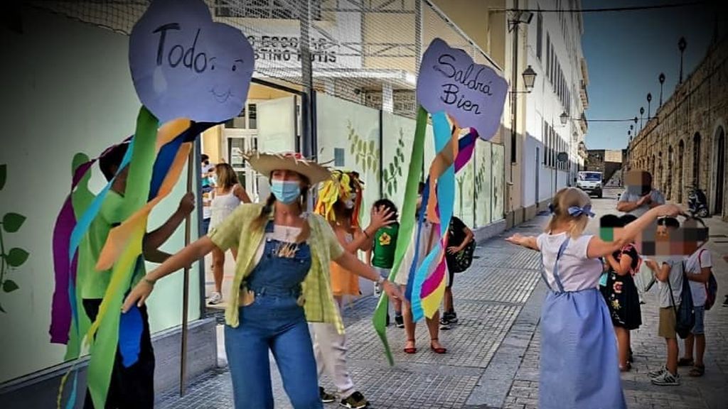 El 'camino de baldosas amarillas': La solución 'low cost' de un cole de Cadiz contra el COVID El 'camino de baldosas amarillas': La solución 'low cost' de un cole de Cadiz contra el COVID