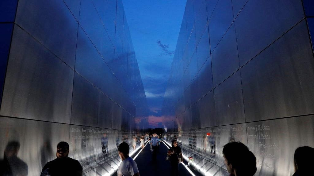 Visitantes en el monumento que honra a las víctimas.