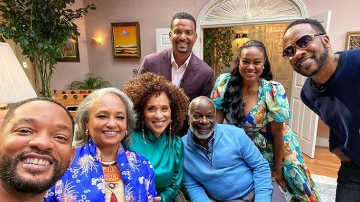 Will Smith posa con el elenco de 'El Príncipe de Bel-Air' y anuncia una sorpresa: la serie volverá 30 años después