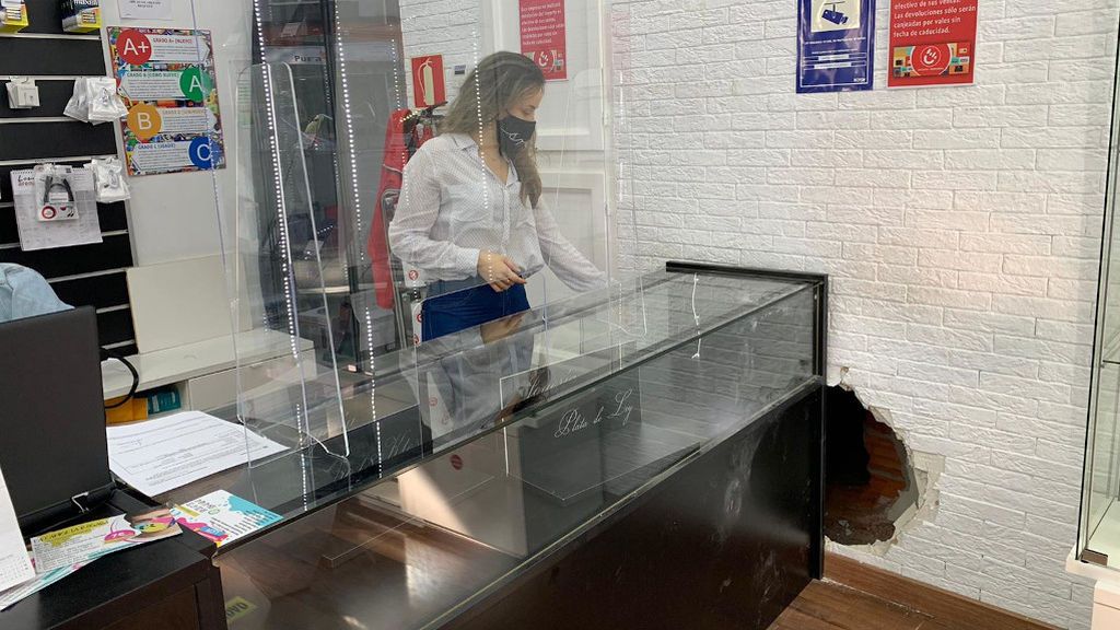 Agujero que hizo el ladrón para acceder al local