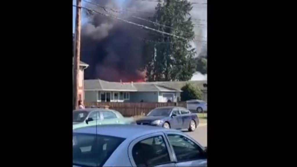 Las llamas acorralan un vecindario en Washington
