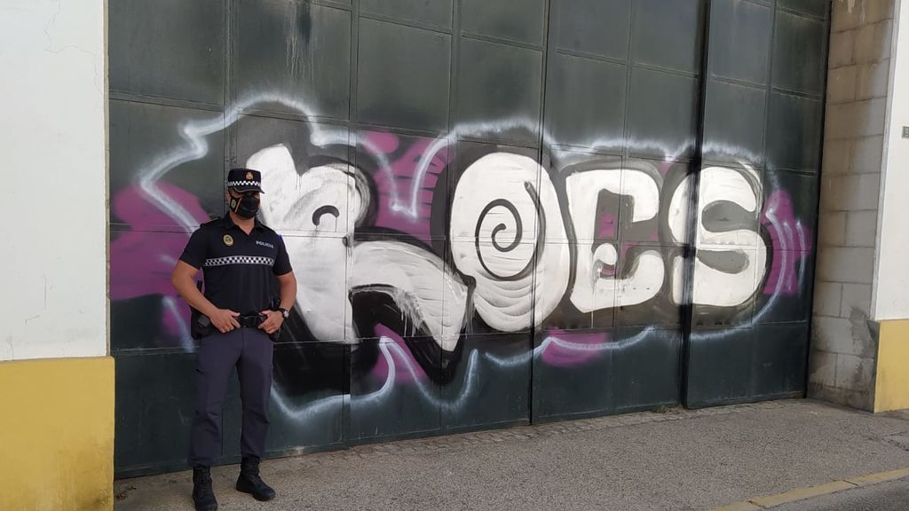 El agente ante otro grafiti