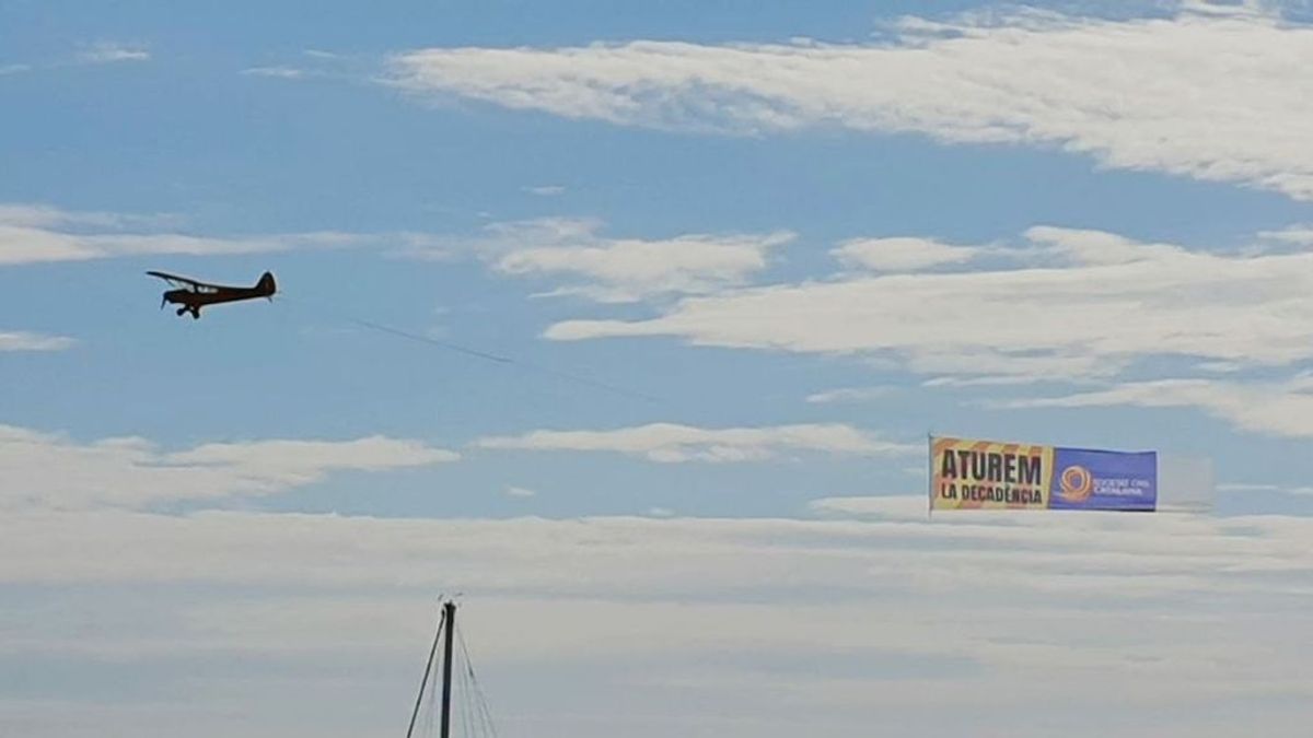Una avioneta de Societat Civil Catalana sobrevuela Barcelona bajo el lema 'Paremos la decadencia' Una avioneta de Societat Civil Catalana sobrevuela Barcelona bajo el lema 'Paremos la decadencia'