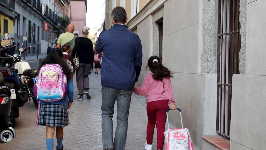Un profesional irá a casa de los niños de guarderías de Madrid que tengan que hacer cuarentena y sus padres no puedan cuidarlos Un profesional irá a casa de los niños de guarderías de Madrid que tengan que hacer cuarentena y sus padres no puedan cuidarlos