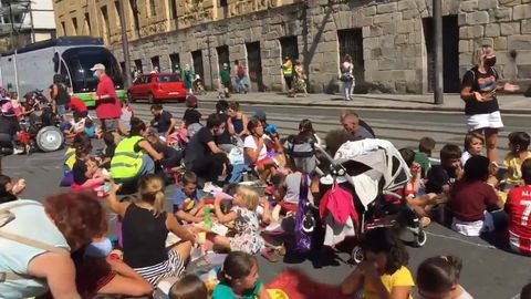 Un Picnic En Plena Calle De Bilbao Para Protestar Por El Cierre De Un Comedor Escolar Nius