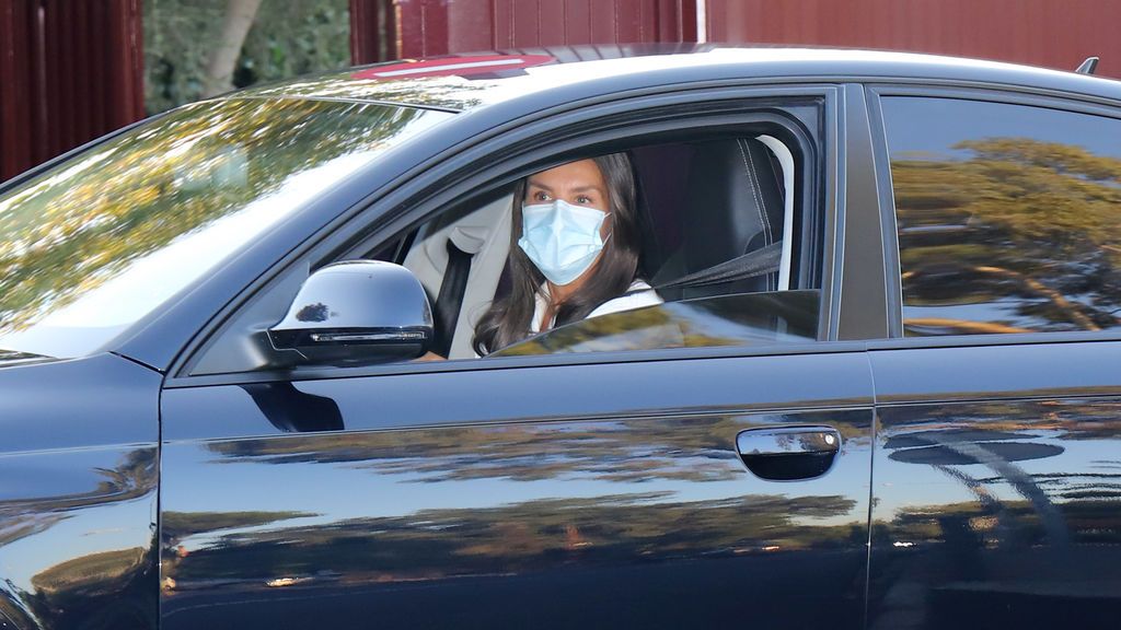 La reina sale en coche tras dejar a sus hijas