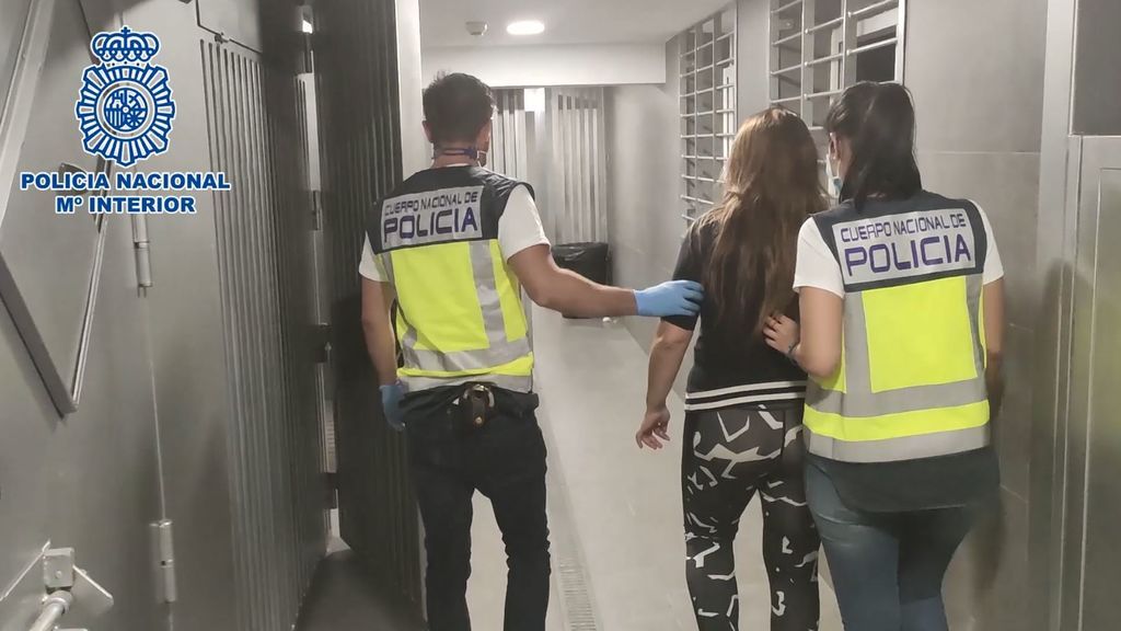 Detienen a una auxiliar de enfermería que robaba a pacientes y trabajadores del hospital Gregorio Marañón de Madrid Detienen a una auxiliar de enfermería que robaba a pacientes y trabajadores del hospital Gregorio Marañón de Madrid