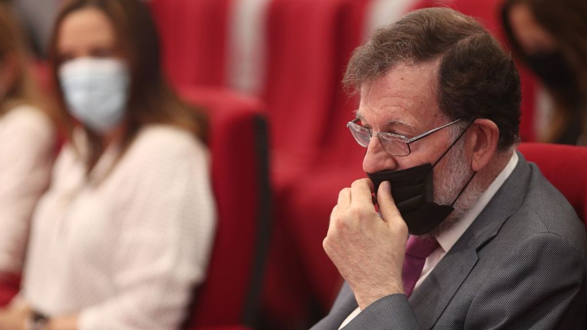 Rajoy evita contestar sobre la operación Kitchen: "No me haga preguntas porque no las voy a oir" Rajoy evita contestar sobre la operación Kitchen: "No me haga preguntas porque no las voy a oir"