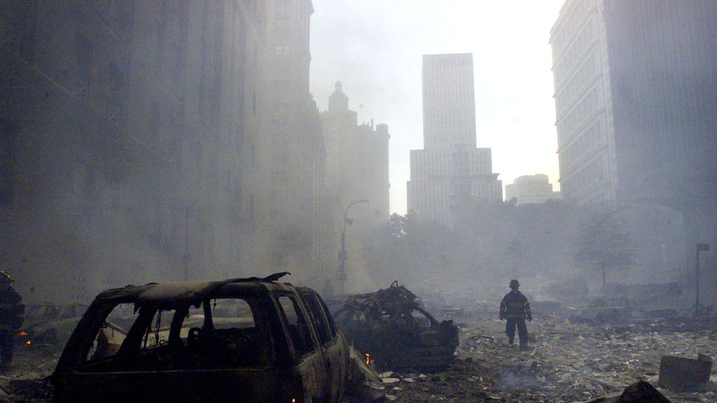 Un bombero camina entre escombros.