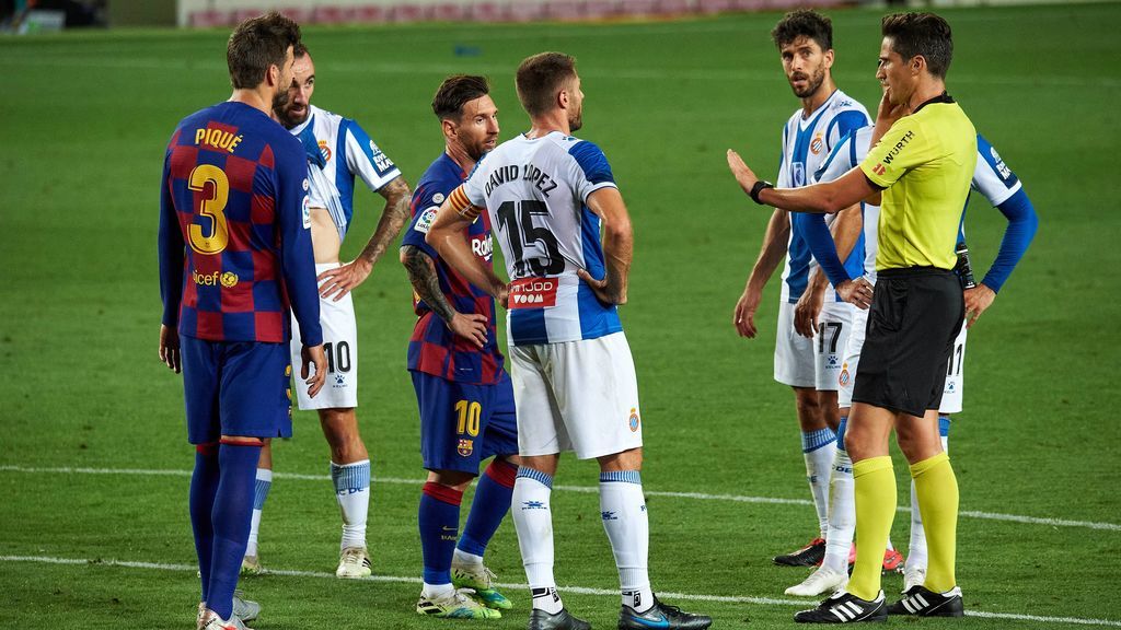 El árbitro espera para decidir una jugada en un partido de Liga.