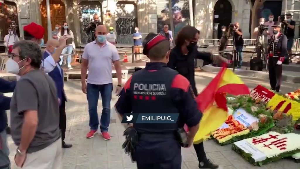 Cake Minuesa la lía en la Diada colocando una bandera española y se enfrenta a los manifestantes