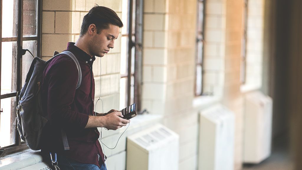 Estudiante mirando el teléfono