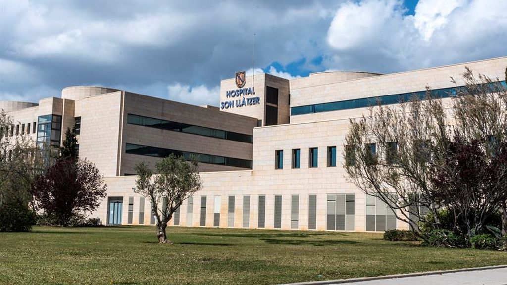 Cierran la planta de un hospital de Palma de Mallorca por un brote con 26 contagiados Cierran la planta de un hospital de Palma de Mallorca por un brote con 26 contagiados
