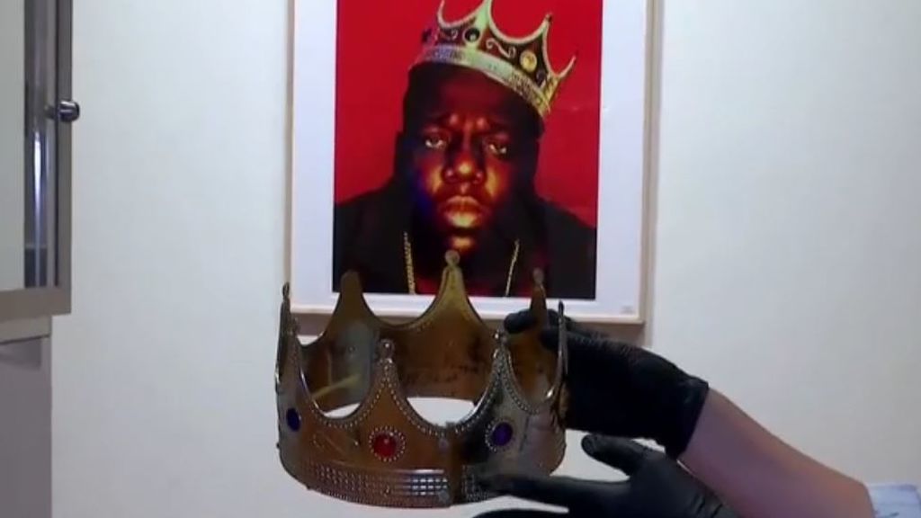A subasta la corona dorada del rapero Notorious B.I.G. en la casa Sotheby's