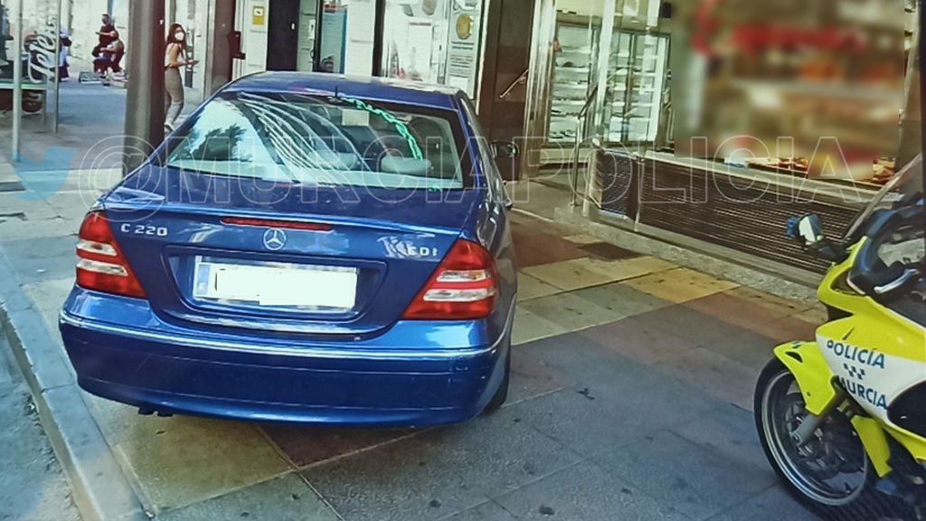 El 'homo incivicus motorizado': así ha bautizado la Policía de Murcia a un coche aparcado en plena acera El 'homo incivicus motorizado': así ha bautizado la Policía de Murcia a un coche aparcado en plena acera