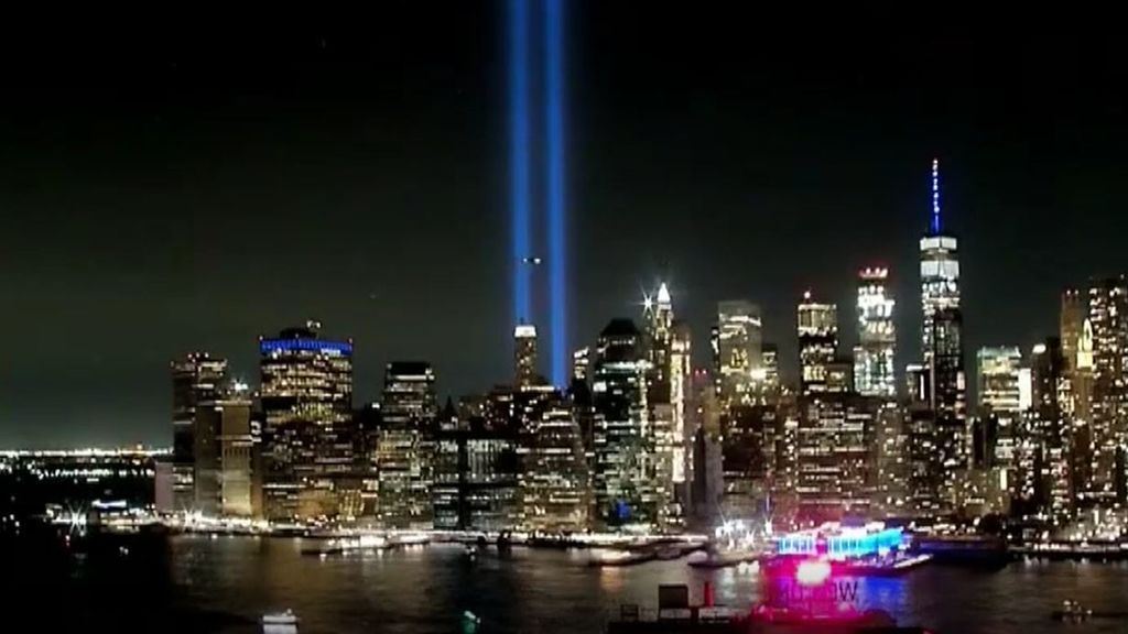 Dos torres de luz iluminan el cielo de Nueva York en el aniversario del 11-S