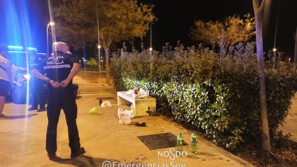 La Policía Local de Sevilla aborta una macrobotellona y desaloja a medio millar de jóvenes La Policía Local de Sevilla aborta una macrobotellona y desaloja a medio millar de jóvenes