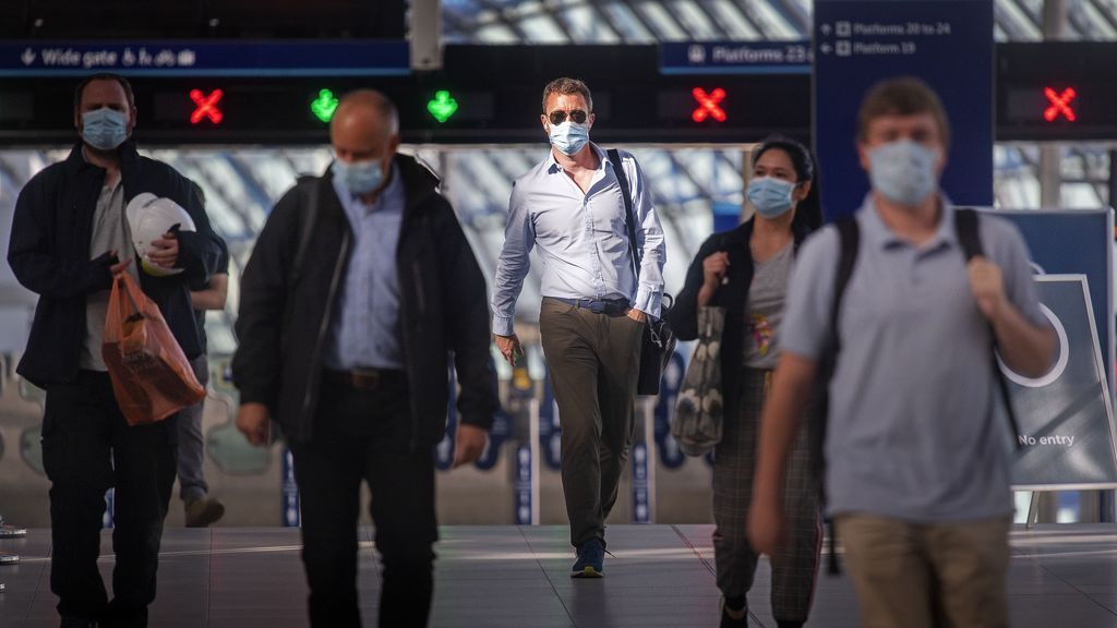 Pasajeros con mascarilla en la estación de Waterloo, en Londres