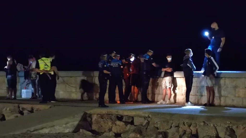 Multados 73 jóvenes por no llevar mascarilla durante un control de botellón en Sitges (Barcelona) Multados 73 jóvenes por no llevar mascarilla durante un control de botellón en Sitges (Barcelona)