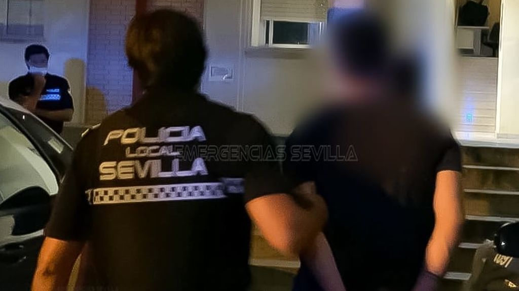Los vecinos evitan que un hombre estrangule a su expareja en su domicilio de Sevilla Los vecinos evitan que un hombre estrangule a su expareja en su domicilio de Sevilla