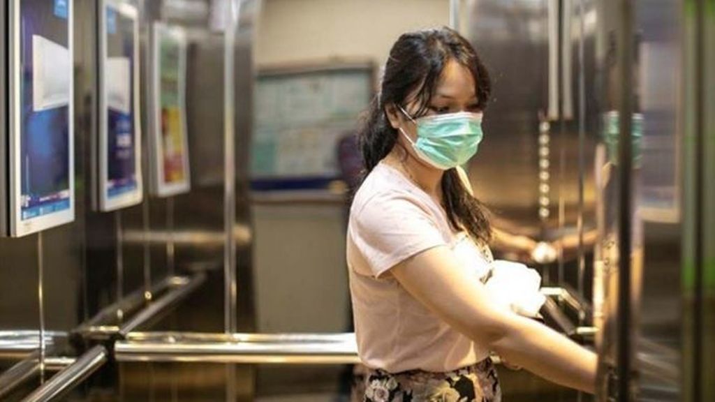 El gran error que cometemos en el ascensor cuando vamos solos: quitarnos la mascarilla El gran error que cometemos en el ascensor cuando vamos solos: quitarnos la mascarilla