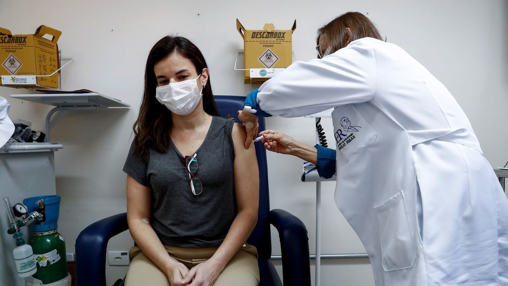 Brasil retomará las pruebas de la vacuna británica de AstraZeneca y Oxford