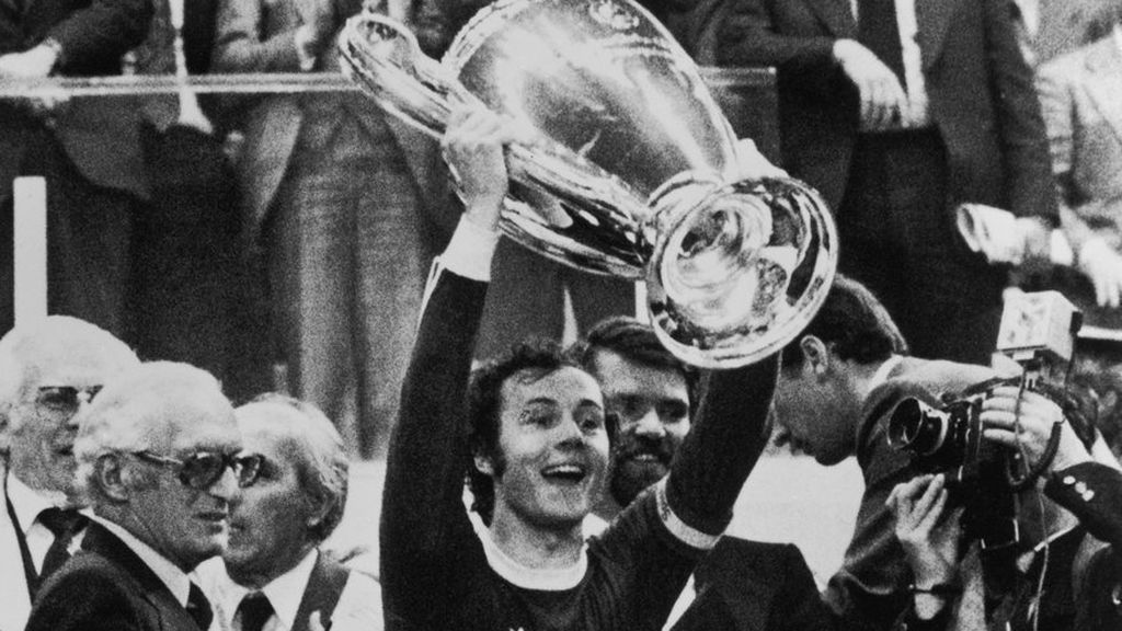 Franz Beckenbauer celebrando un título con el Bayern