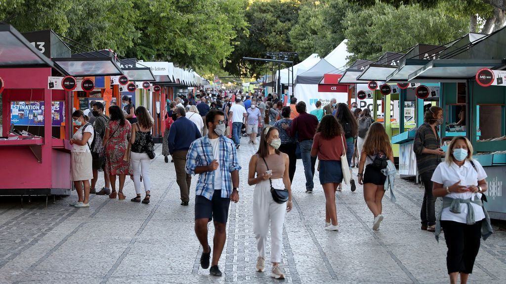 Turistas con mascarillas por Lisboa