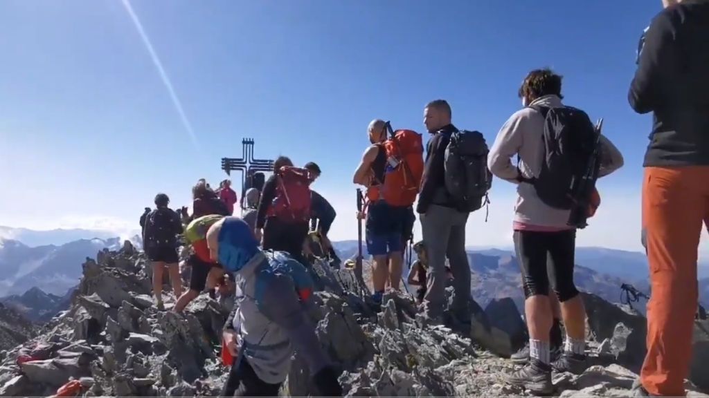 Masificación en el Alt Pirineu y colas sin mascarila ni distancia para sacar la mejor foto Masificación en el Alt Pirineu y colas sin mascarila ni distancia para sacar la mejor foto