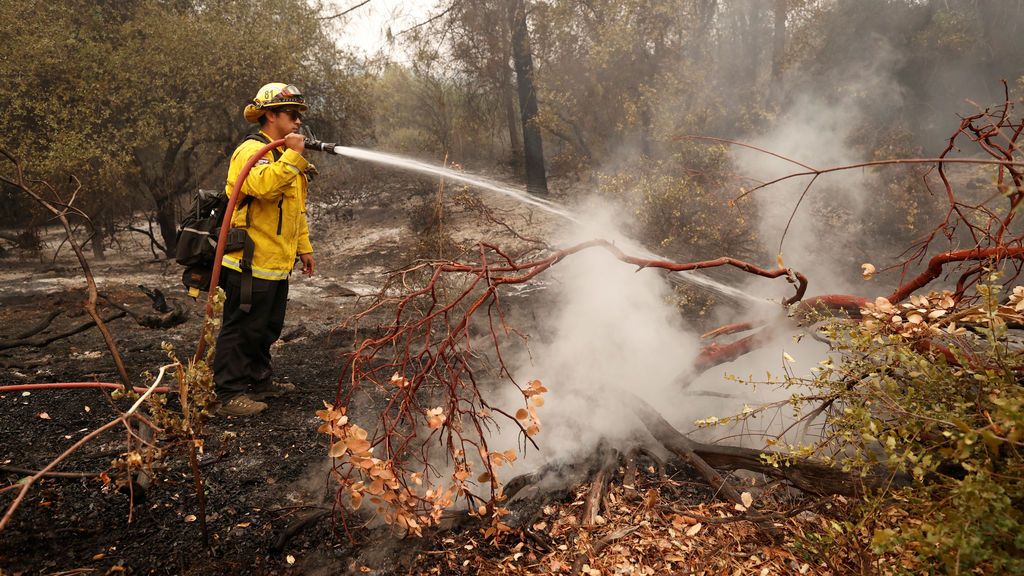 El calor da un respiro a los bomberos que luchan contra los incendios en California