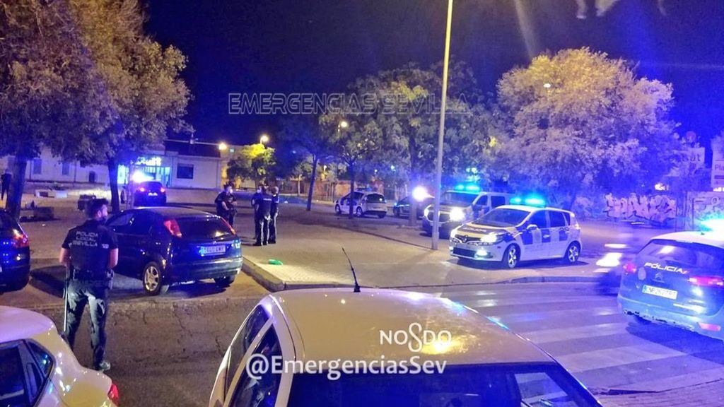 Disuelto un botellón con unas 300 personas junto al mercado de la Candelaria en Sevilla Disuelto un botellón con unas 300 personas junto al mercado de la Candelaria en Sevilla