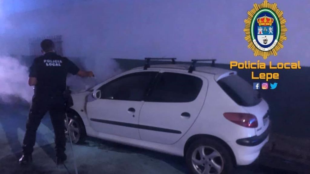 Detenido por rociar con gasolina a dos policías que extinguían el incendio de su vehículo en Lepe Detenido por rociar con gasolina a dos policías que extinguían el incendio de su vehículo en Lepe