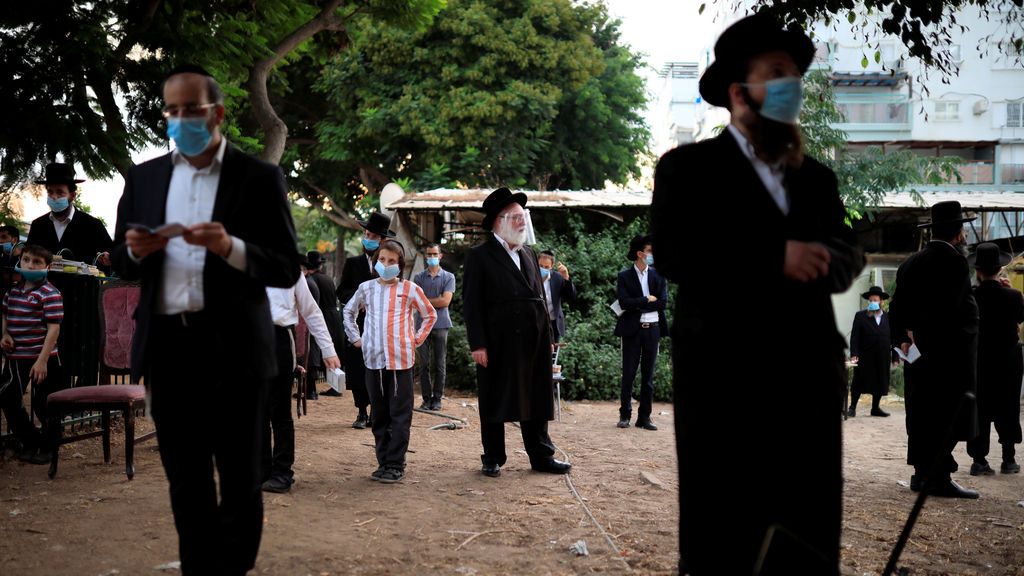 Rezos con mascarilla en Israel