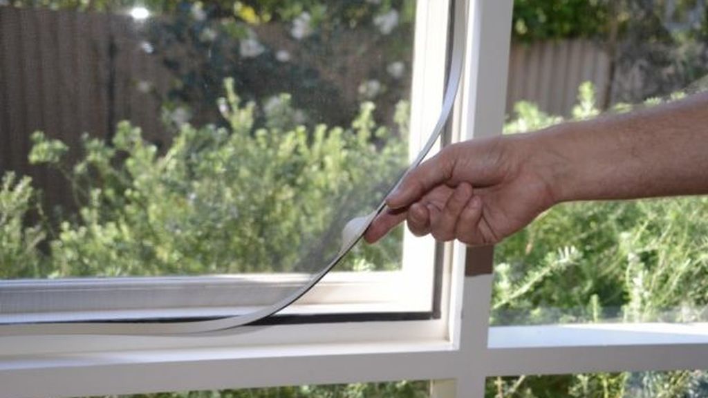 Una de las medidas más tomadas es la de aislar las ventanas con distintos tipos de material.
