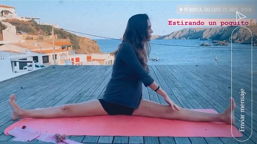 Ona Carbonell estirando antes de darse su primer chapuzón tras dar a luz
