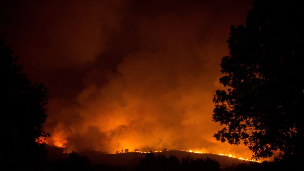 El fuego arrasa 3.000 hectáreas en Galicia y asola varias localidades