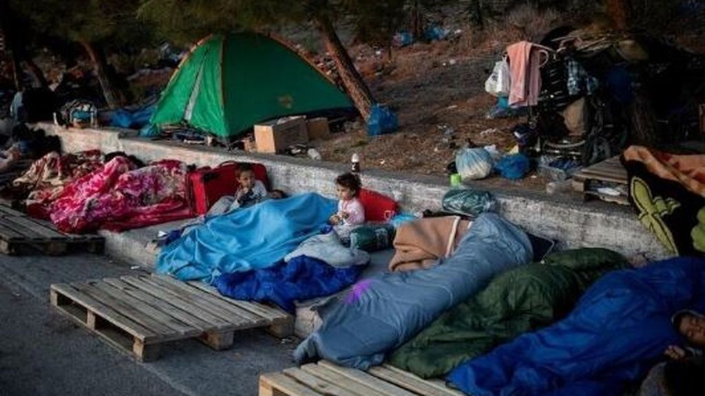 Miles de refugiados, una noche más al raso a la espera de una ayuda que no llega