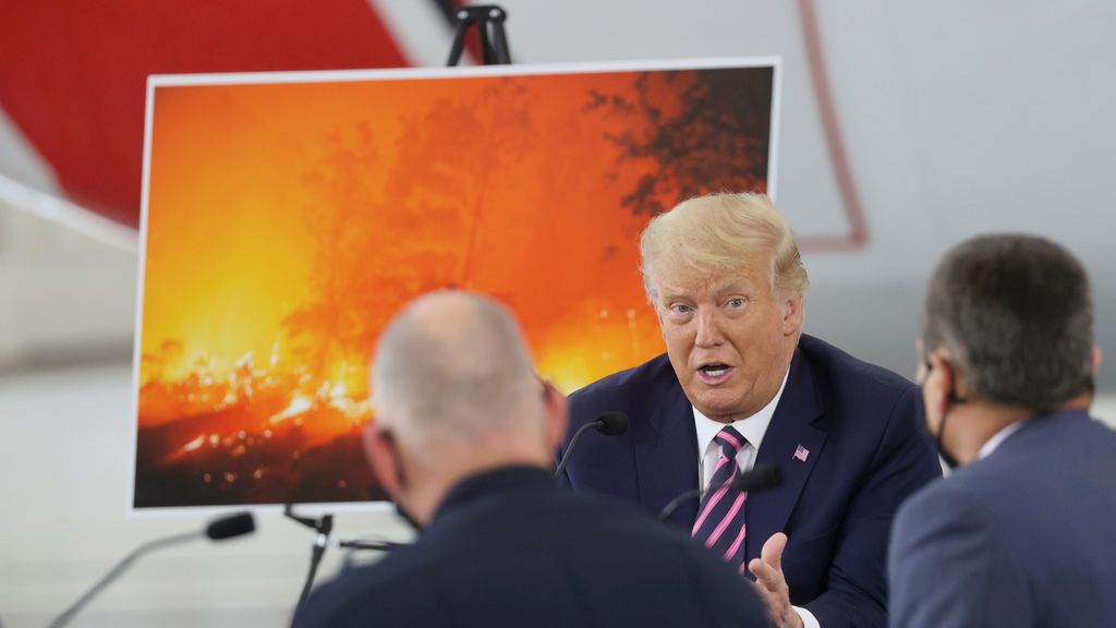 Trump visita los incendios en California y niega el calentamiento global: "Va a empezar a refrescar. Veréis". Trump visita los incendios en California y niega el calentamiento global: "Va a empezar a refrescar. Veréis".