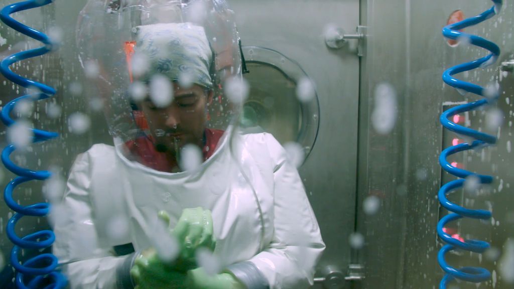 Después de salir del laboratorio, se rocía a los investigadores con un detergente desinfectante.