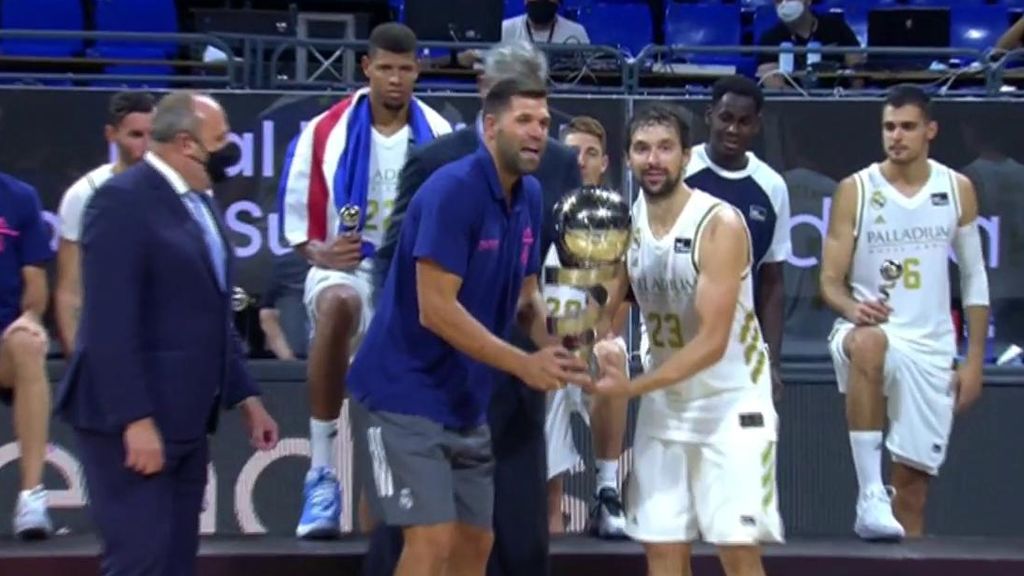 Felipe Reyes y Llull levantan la Supercopa ACB. Felipe Reyes y Llull levantan la Supercopa ACB.