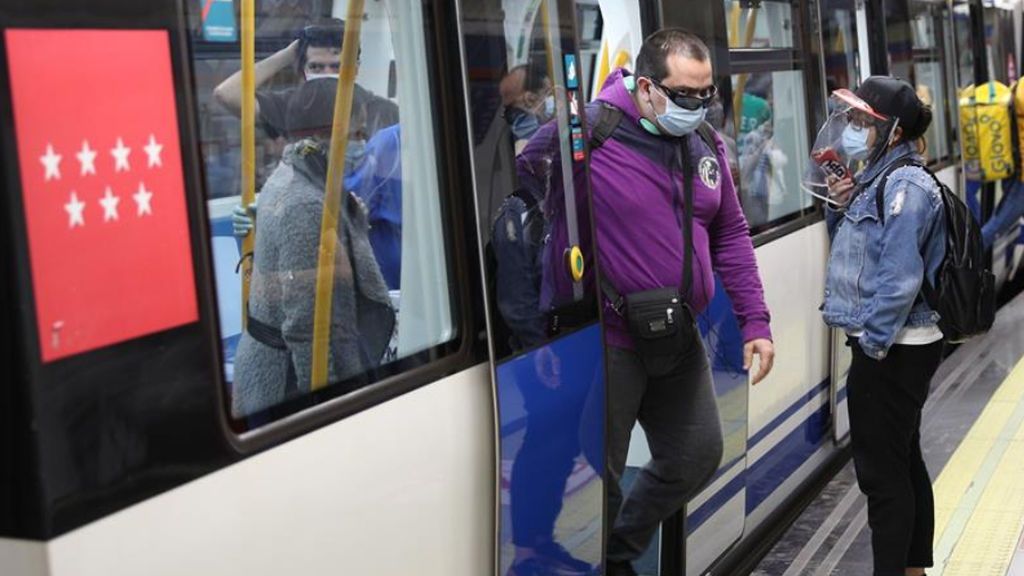 Hacinados, sin distancia de seguridad y con falta de medios: las quejas de los usuarios de Metro de Madrid Hacinados, sin distancia de seguridad y con falta de medios: las quejas de los usuarios de Metro de Madrid